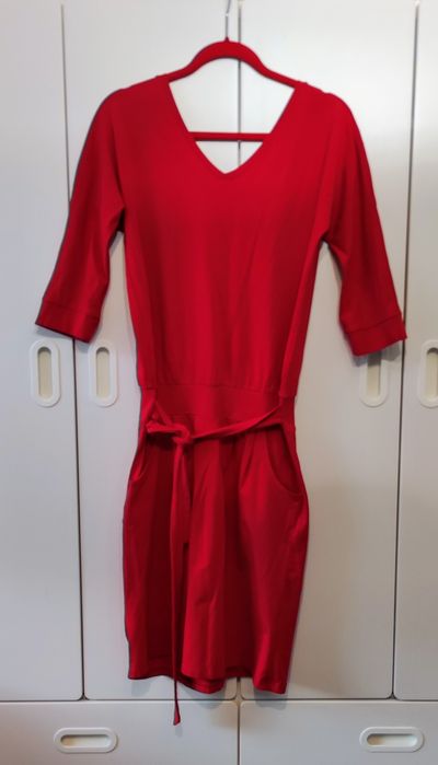 Czerwona sukienka z paskiem i kieszeniami, rozmiar L