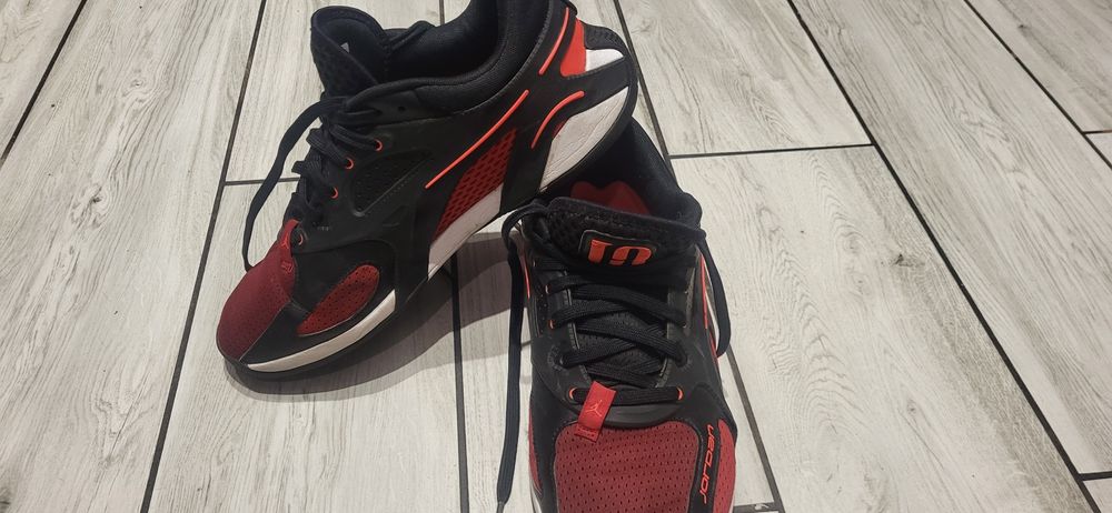 Nike Jordan Heir w kolorystyce czarno-czerwonej.