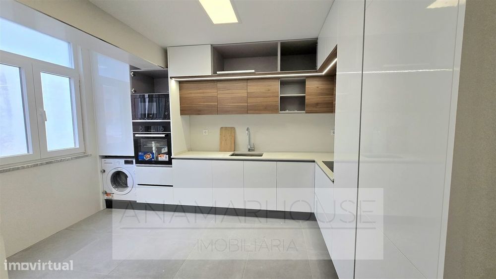 T2 Remodelado com varanda na Mina de Água, Amadora — Mina De Água, Lisboa