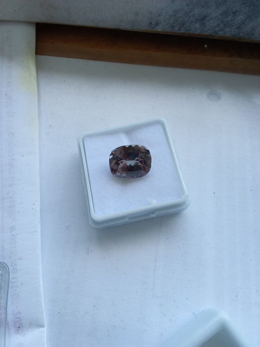 Alexandrita Natural com Mudança de Cor  6 Kilates