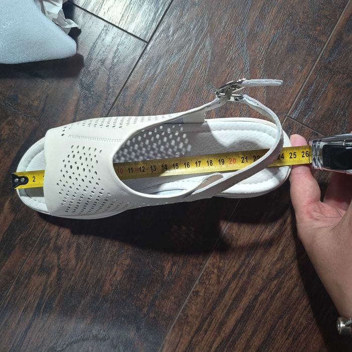 Skórzane beżowe sandały 39 na klinie