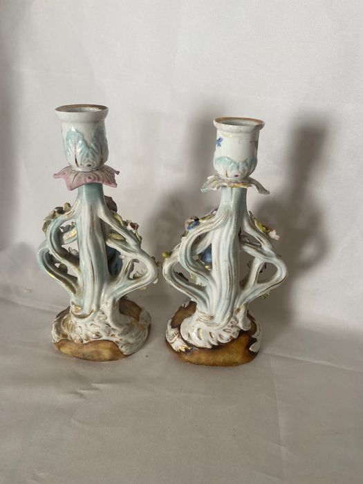 Par de castiçais em porcelana da Dresden