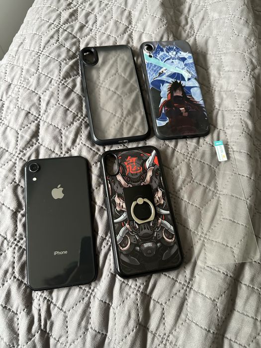 Iphone XR 64 gb used 76% + 3 phone cases + screen protector