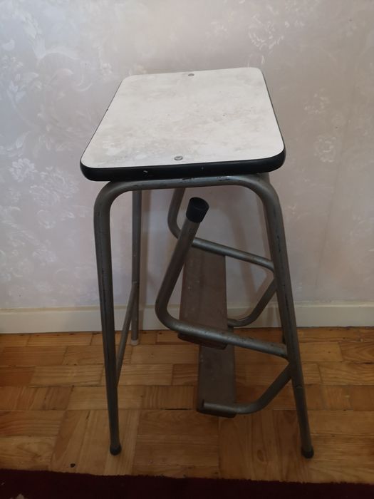 Pequeno escadote dobrável.