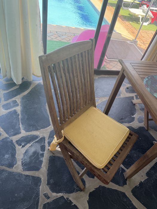 Mesa e 6 cadeira de teca. Robustas de boa qualidade. Venda urgente para mudança de decoração