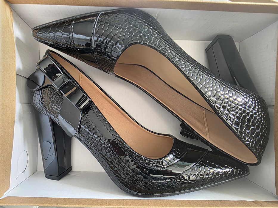 Sapatos de mulher elegantes maravilhosos