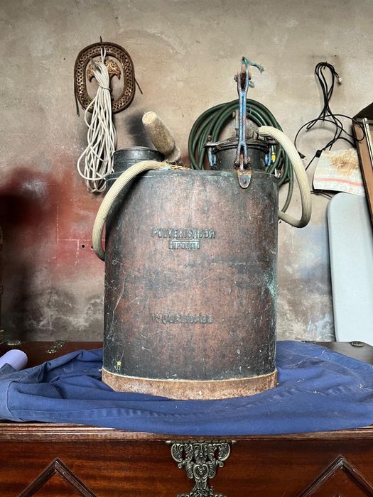 Máquina  pulverizadora totalmente em cobre a funcionar
