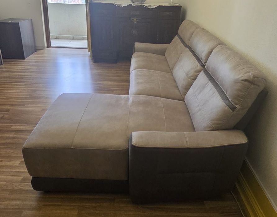 Sofá com chaise longue em 2 tons de cinza com garantia extra até 2030