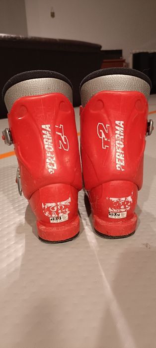 Buty narciarskie, kaski