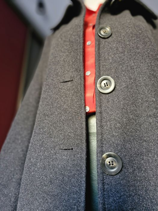 Жіноче пальто Benetton — елегантна класика, яка завжди в моді.