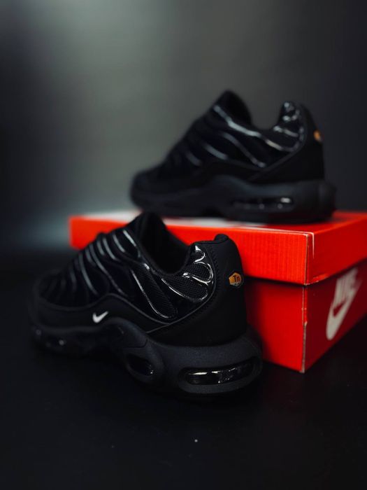 Мужские кросовки Nike Air Mak Tn Plus чоловічі чорні коросівки найк