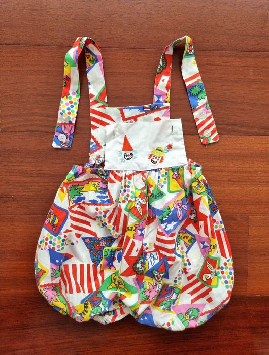 Conjunto camisa e jardineiras com padrão multicolorido de palhaços, 6m