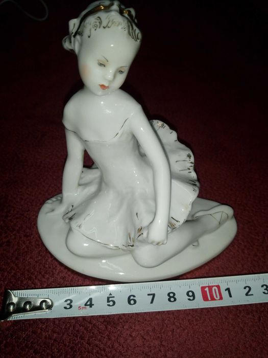 Статуетка. Статуетка фарфорова
