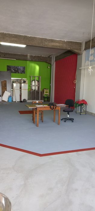 Armazém Alugo 125m2 FUNCHALINHO 4 m Pé Direito.
