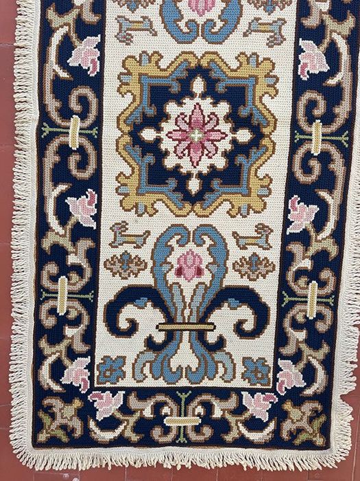 Par de Tapetes de Arraiolos Bordados à Mão – 150 × 76 cm