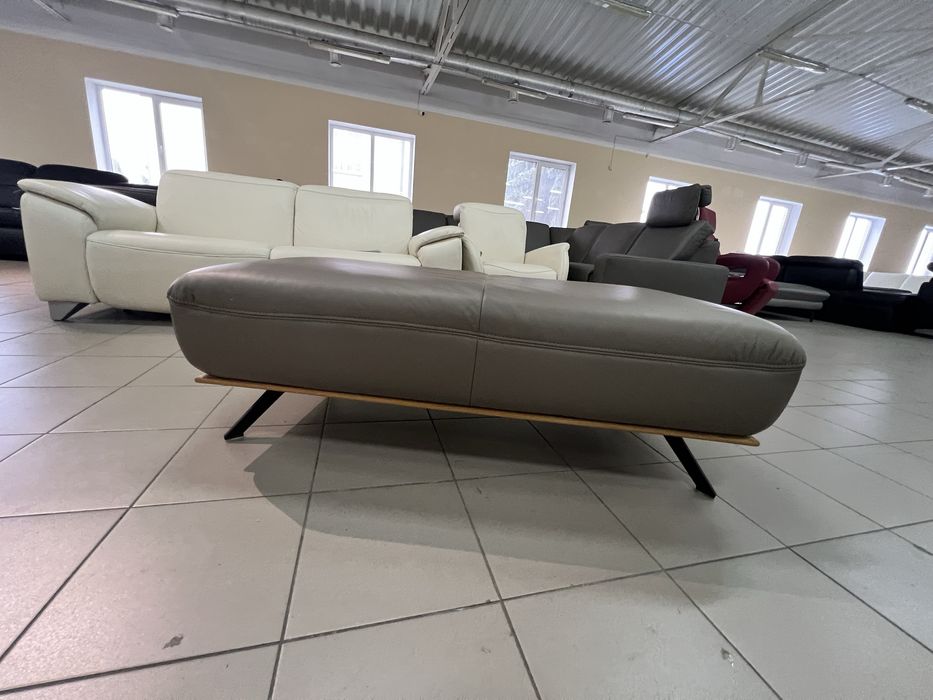 Великий шкіряний пуфік на ніжках