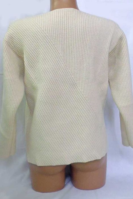Светр кольору слонової кістки- 50% вовни.