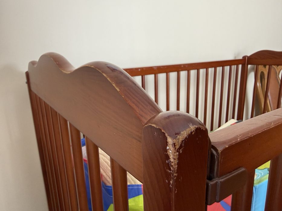 Cama de grades com colchão e lençois