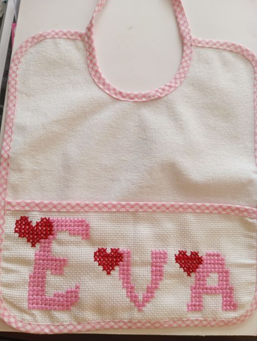 Babetes bordados á mão personalizados
