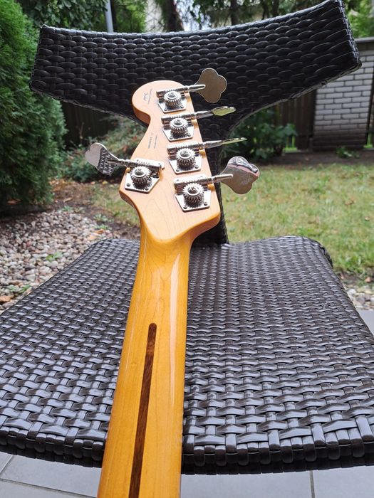 Gitara basowa  Squier 5