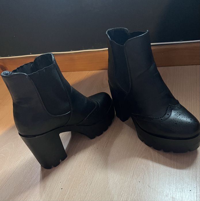 Bota preta cano baixo salto alto portes incluso