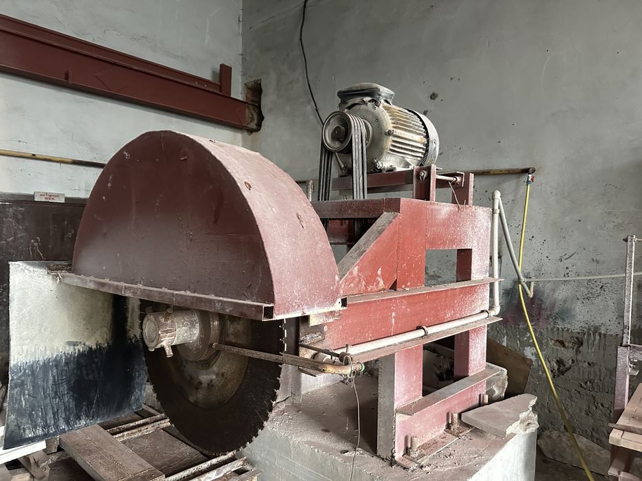 Розпилювальний станок для різки каменю