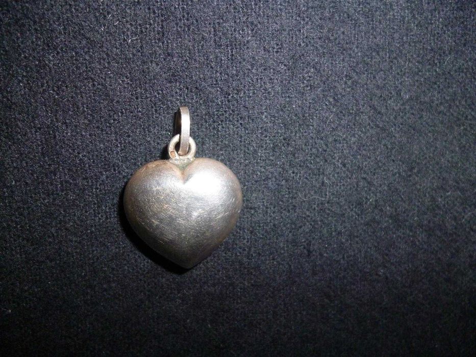 Pendente prata de lei em forma de coração, com contraste