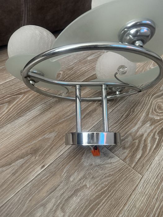 Продам люстру на три лампи не ьита