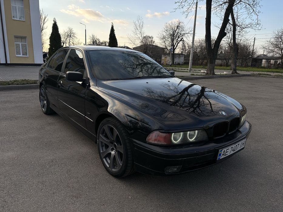Черная BMW E39 ГАЗ Бензин