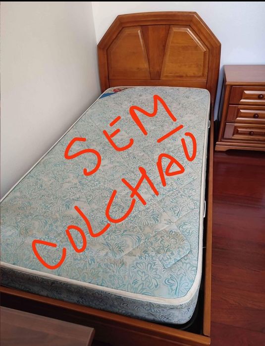 Cama de solteiro e mesa de cabeceira