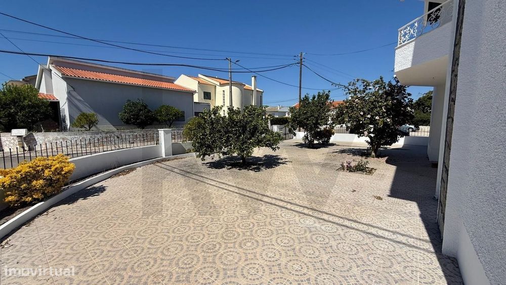 Moradia T5 Renovada com Terraço, Garagem e Espaço Exterior | Belverde,