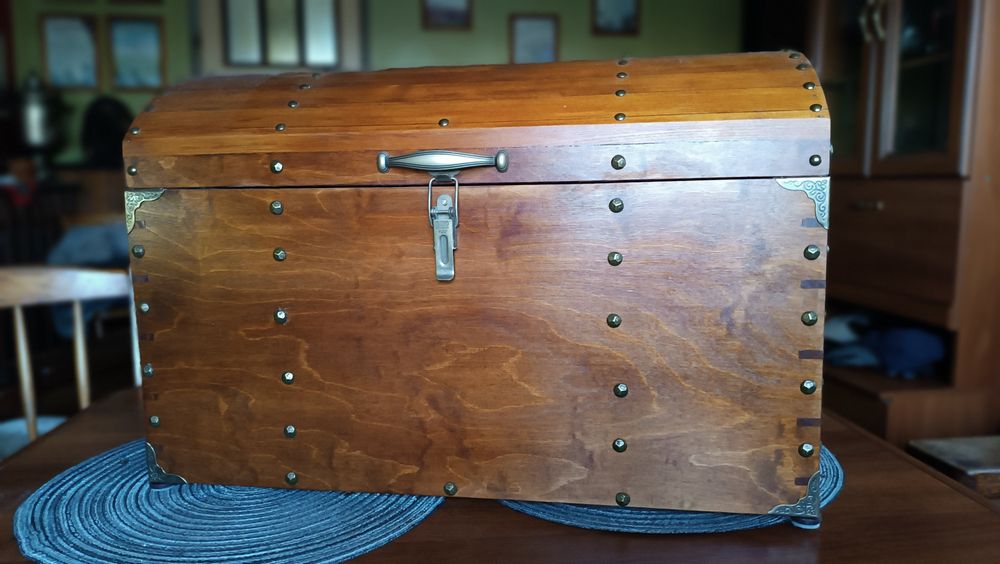 Skrzynia drewniana zdobiona