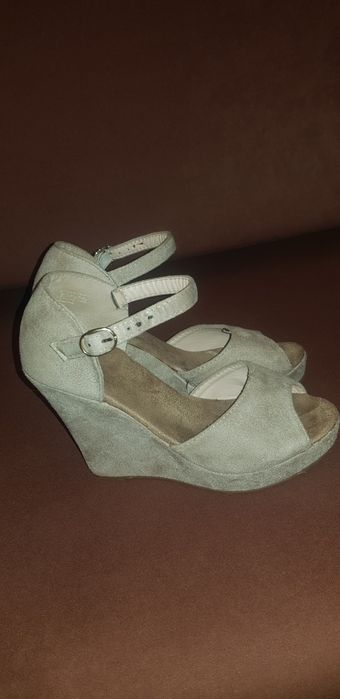 Wysokie koturny, rozmiar 36
Wysokość obcasa 10,5cm