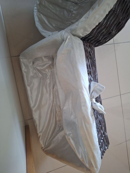 2 cestas vime castanho com tecido prateado