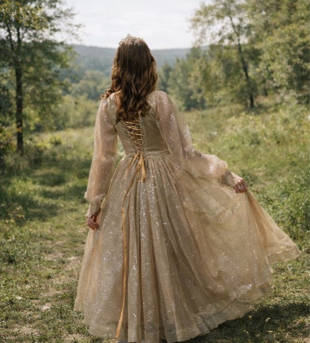 Випускна сукня золотого коліру