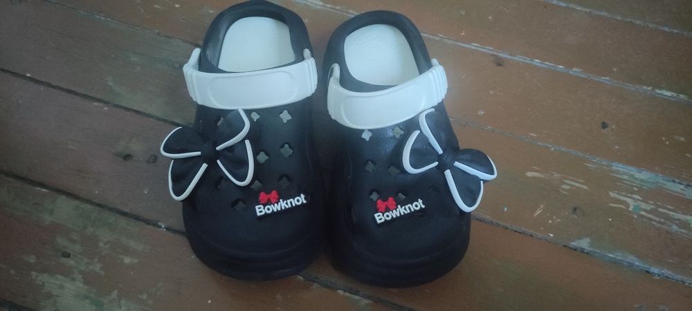 Крокси для дівчинки.