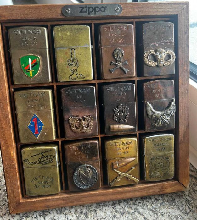 Colecção extraordinária de 12 Zippos originais e usados na Guerra do Vietnam, conservação 5*