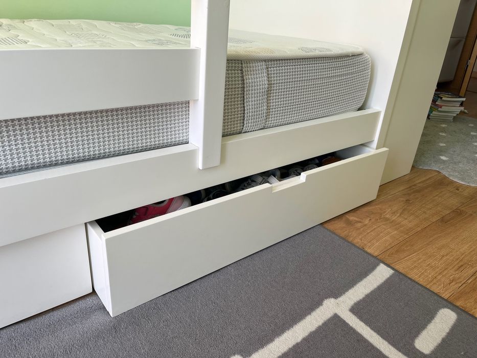 Cama, colchão e cabeceira/livreiro Flybaby como nova
