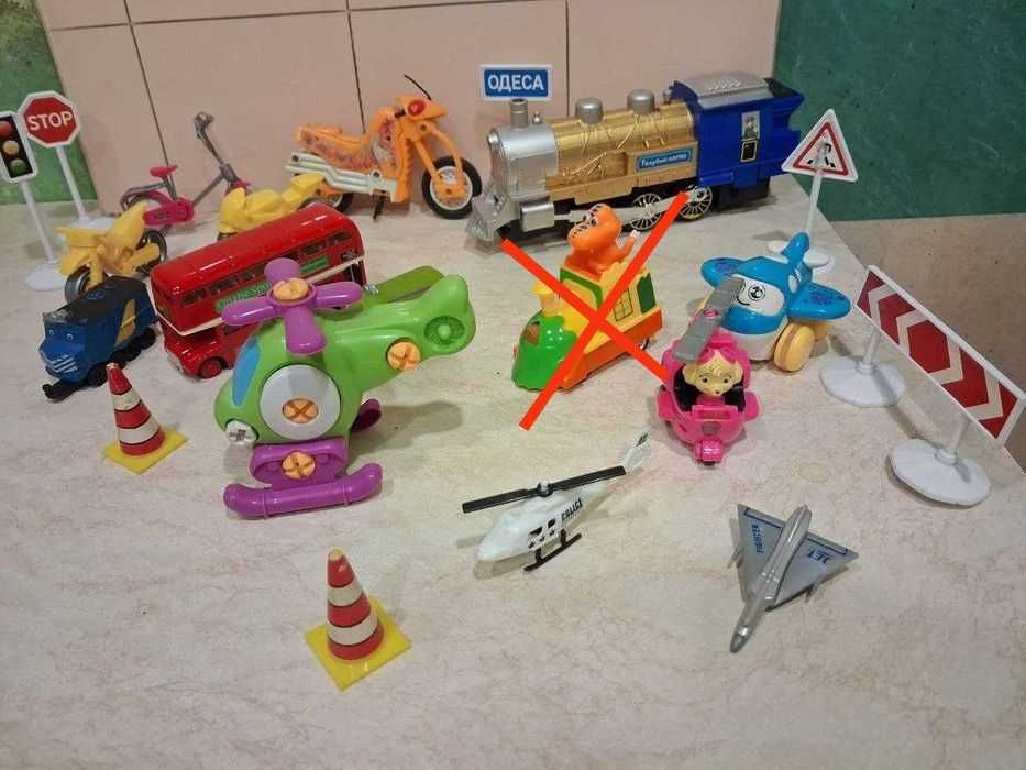 Набір машинок автобус металевий, гелікоптер, дорожні знаки, паровоз
