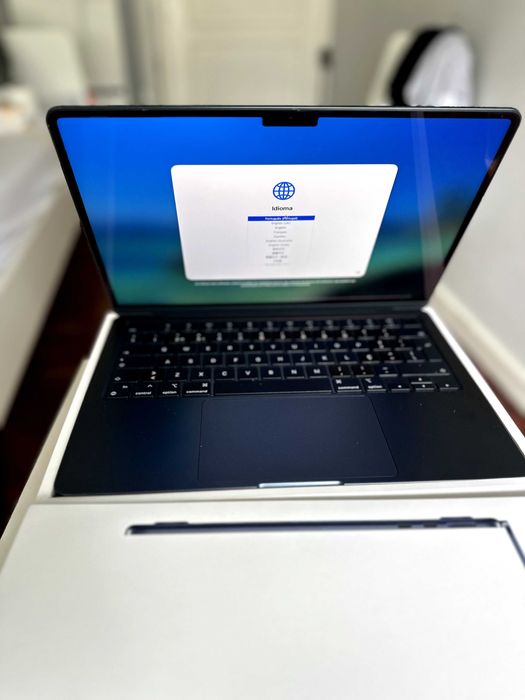 MacBook Air 13" (2024) | M3 Chip | 8GB RAM | 512GB SSD | Midnight Semi-Novo