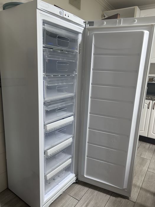 Arca congeladora vertical Indesit