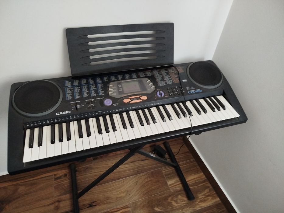 Teclado Casio modelo Ctk 531 com suporte