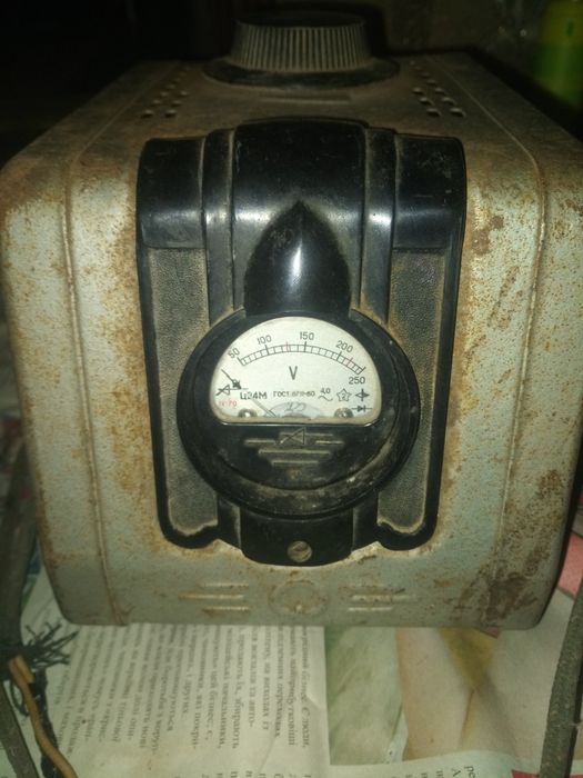 Стабілізатор выпрямитель з регулюванням підсвічування вольтметром