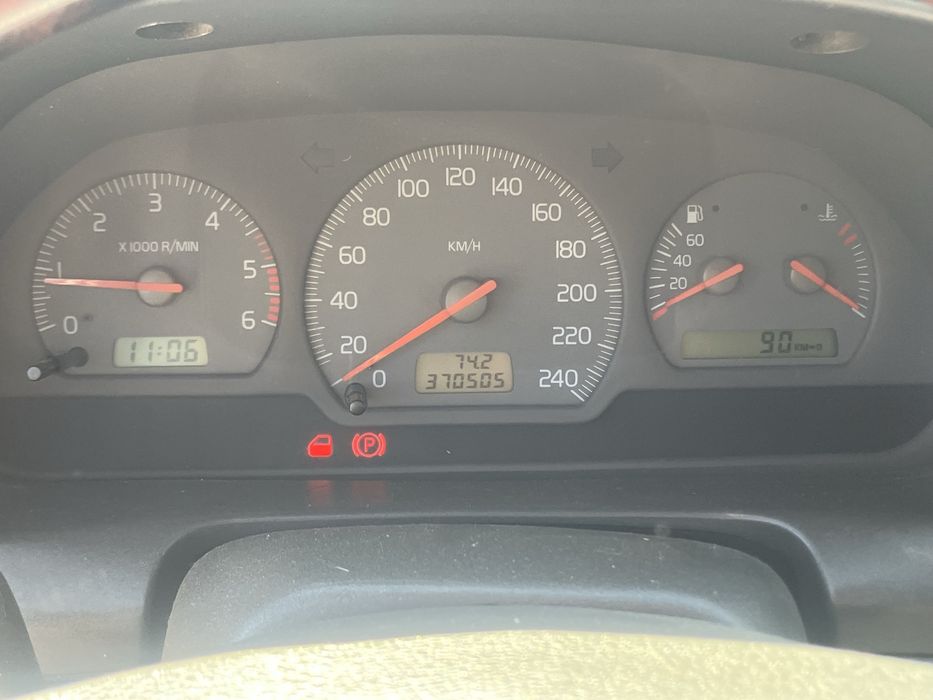 Vendo ou troco por carrinha de caixa fechada