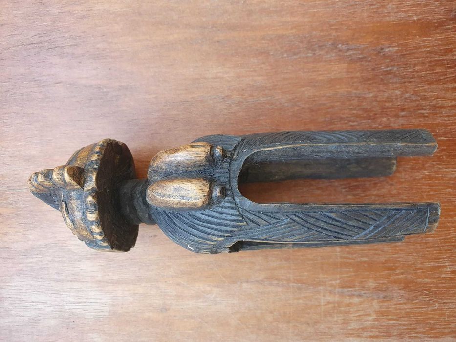 Estatueta em madeira da deusa Nimba