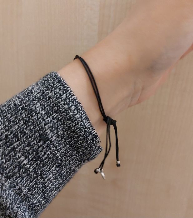 Damska regulowana bransoletka na czarnym sznureczku/rzemyku z sercem