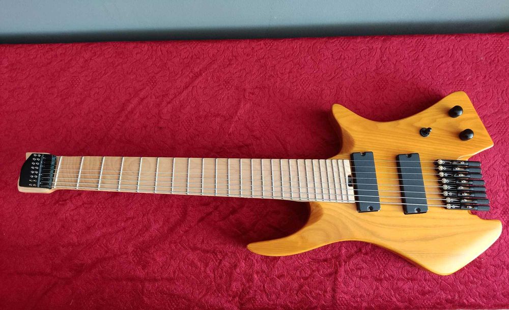 Gitara elektryczna 8 - strunowa headless (bezgłowa)