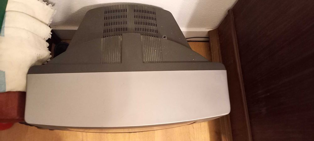 Televisão a cores antiga64287642426754123