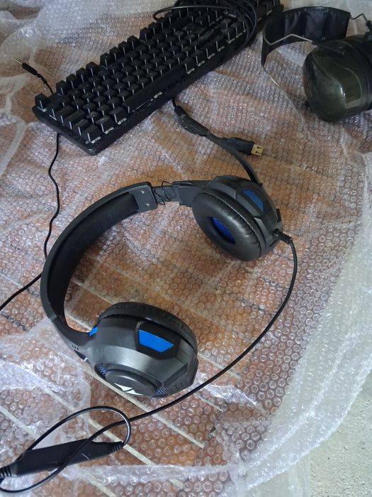 Teclado gaming e auscultador