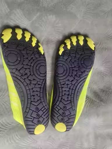 Szybkoschnące buty około wodne